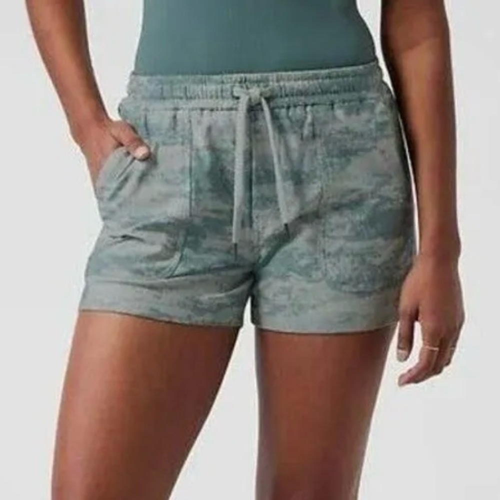 Athleta Farallon Shorts in Fog Camo Coast Grey, size small